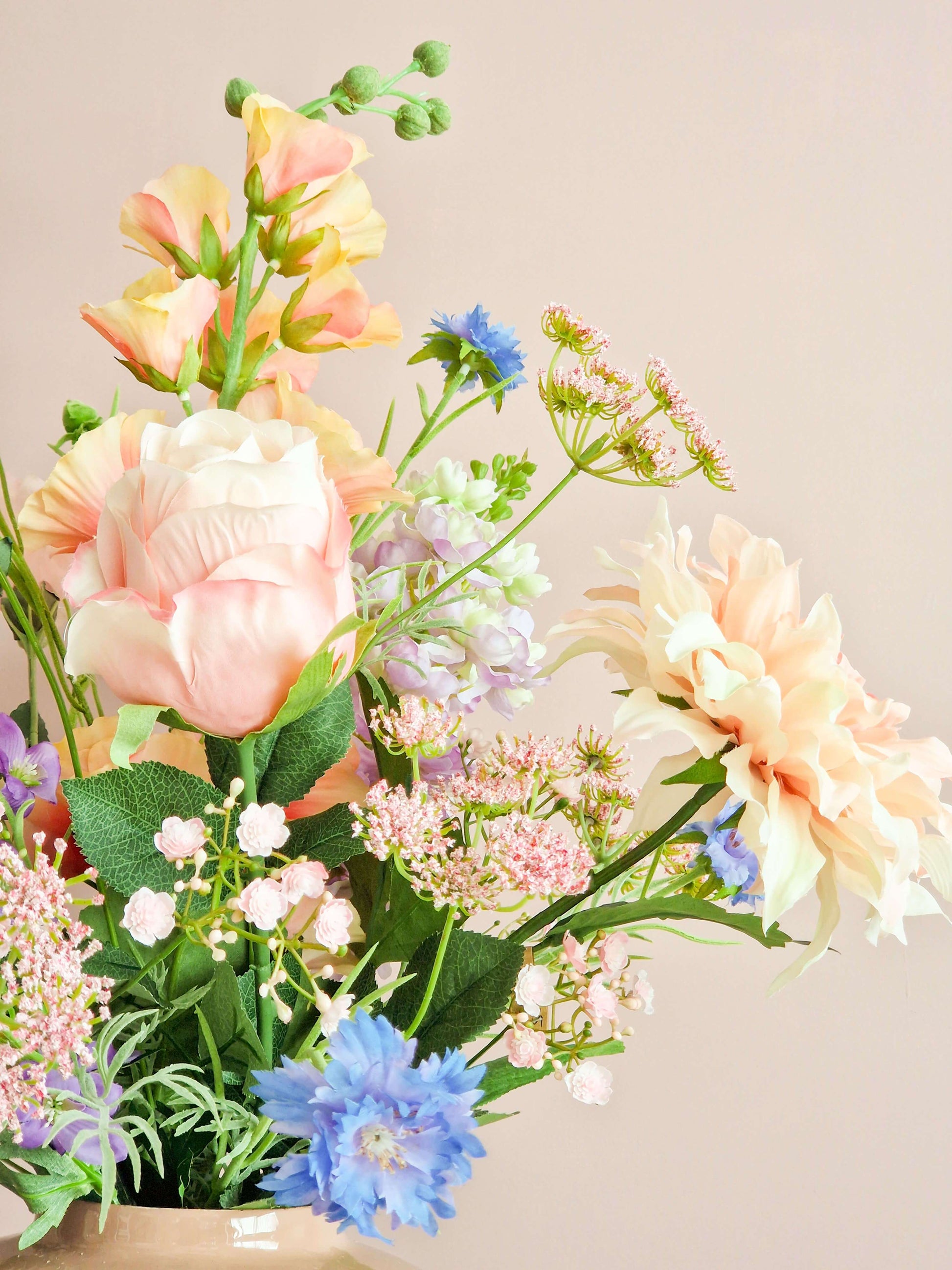 pastel kleurig boeket van kunstbloemen met o.a. roze roos en dahlia