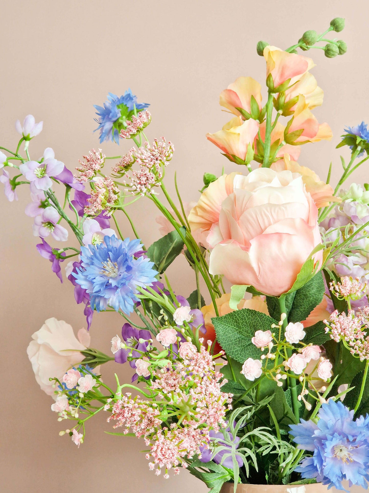 close up van zijden boeket met licht blauwe korenbloemetjes, roos en paarse delphinium