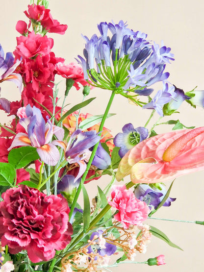 close-up zijden boeket met roze en paarse bloemen. O.a. agapanthus en anthurium

