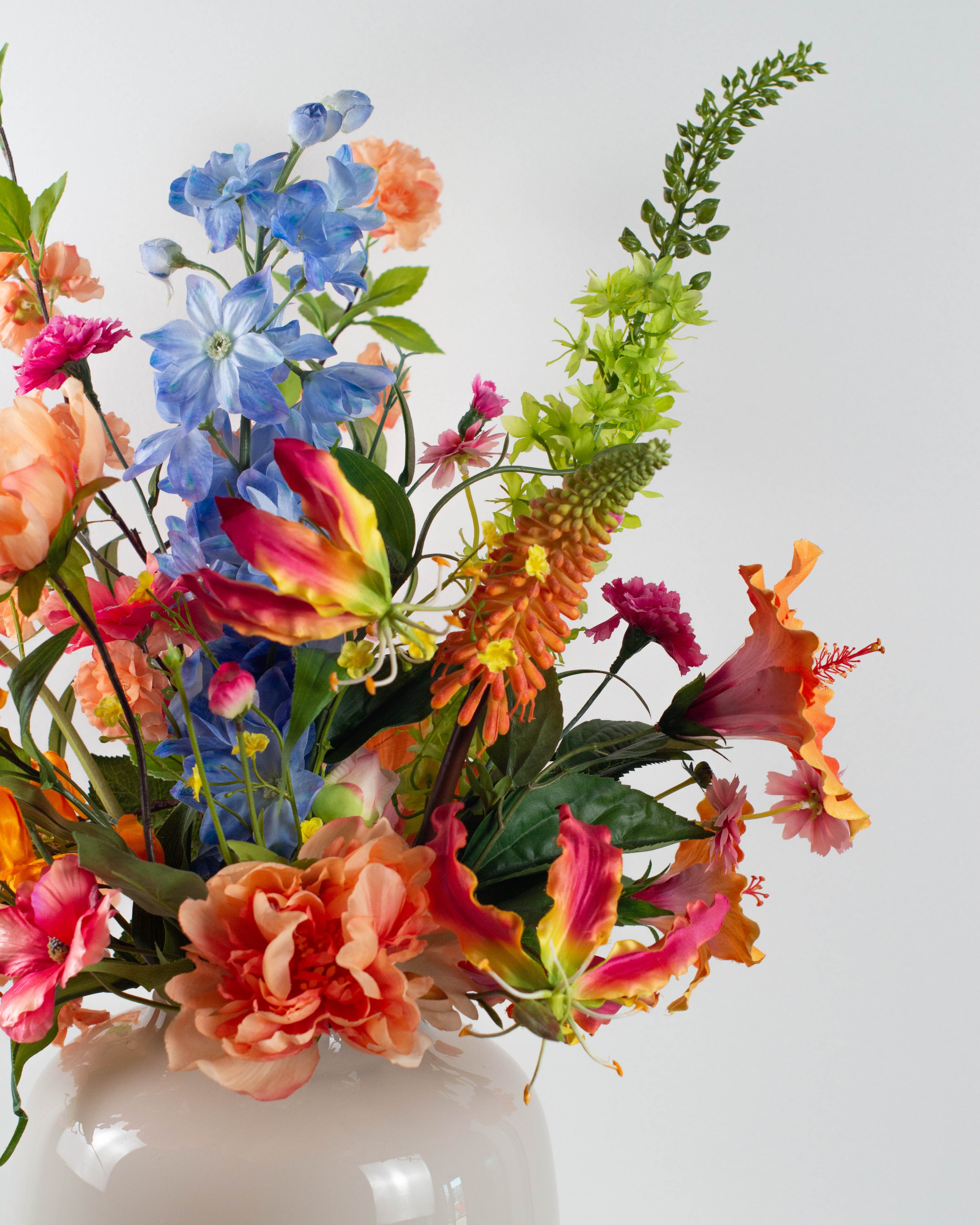 zomers zijden boeket met felle kleuren oa gloriosa en delphinium