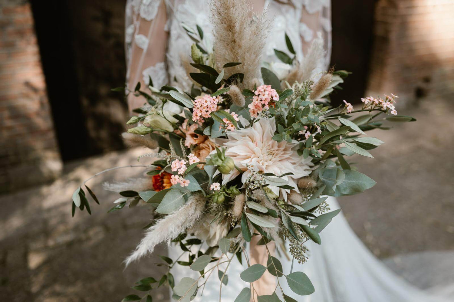 zijden bruidsboeket met zachte tinten zoals Dahlia, Eucalypthus en gedroogde grassen