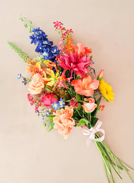 zijden rouwboeket in bonten felle kleuren zoals delphinium en dahlia