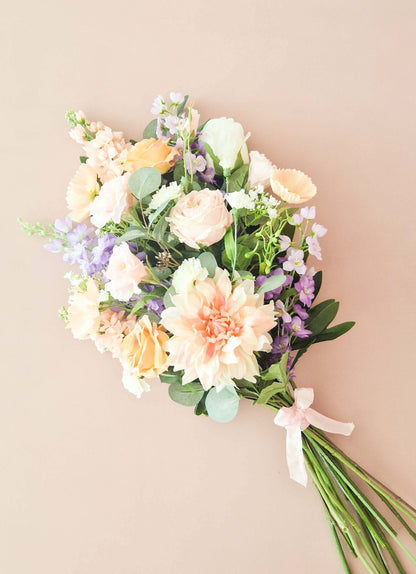 zijden rouwboeket met zachte kleuren wit, zalm, lila paars en gipskruid